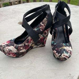 Platform wedge style floral print heels!!